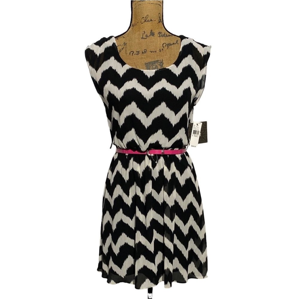 iZ Byer XS‎ Dress White Black Chevron Stripes Pink Belt Pullover Short Sl Career